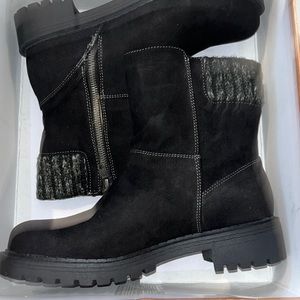 Combat boots/ winter boots in black no shoe laces!